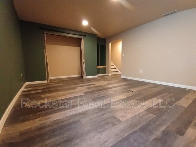 Building Photo - 6720 S Moran View St