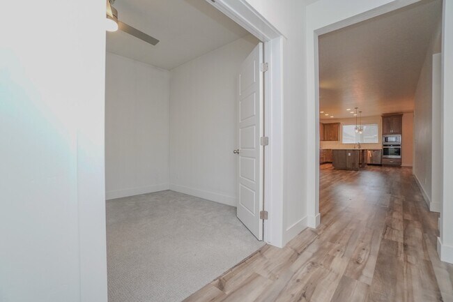 Building Photo - 5967 W Daphne Dr