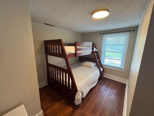 Building Photo - 720 Riverland Dr