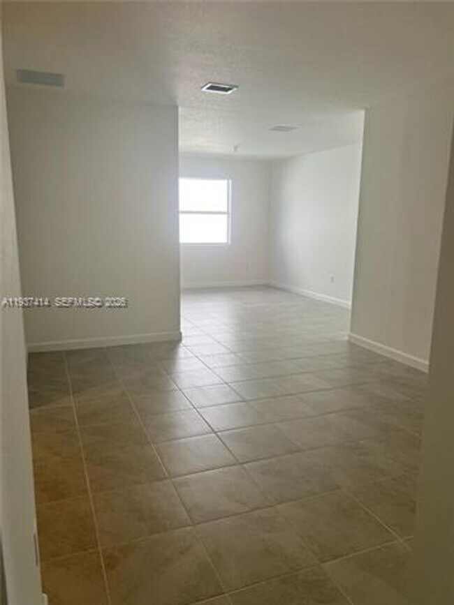 Building Photo - 2422 SE 30th St