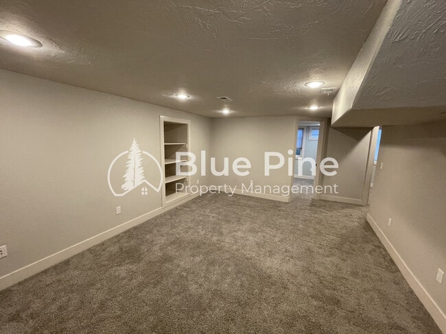 Building Photo - 662 K St
