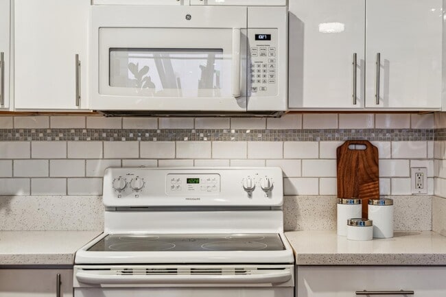 Building Photo - 1425 Lakeside Dr