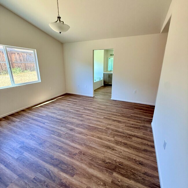 Building Photo - BRAND NEW 4 BEDROOM ADELANTO HOME
