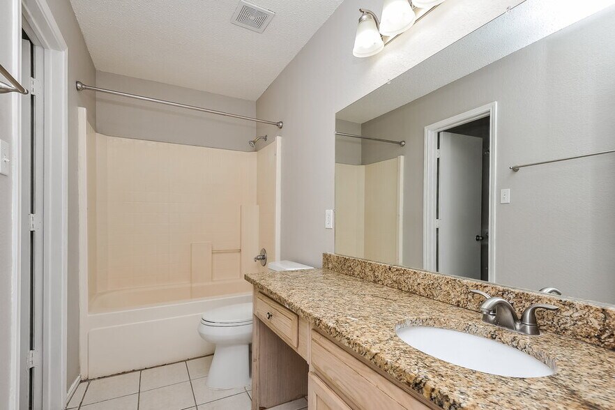 Building Photo - 1040 Glencrest Dr