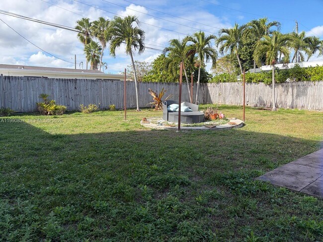 Building Photo - 1531 NE 15th Ave