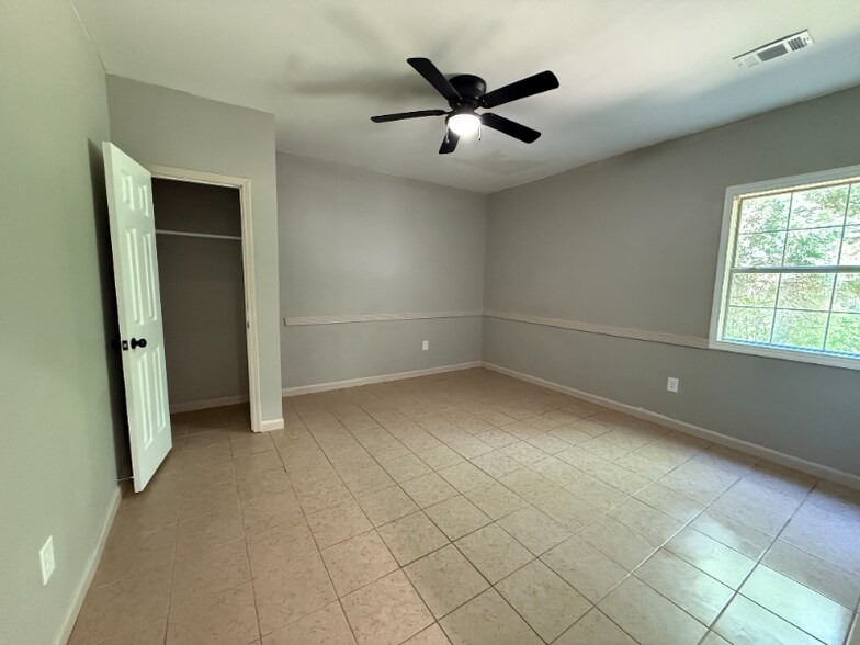 Building Photo - 202 Oakwood Cir