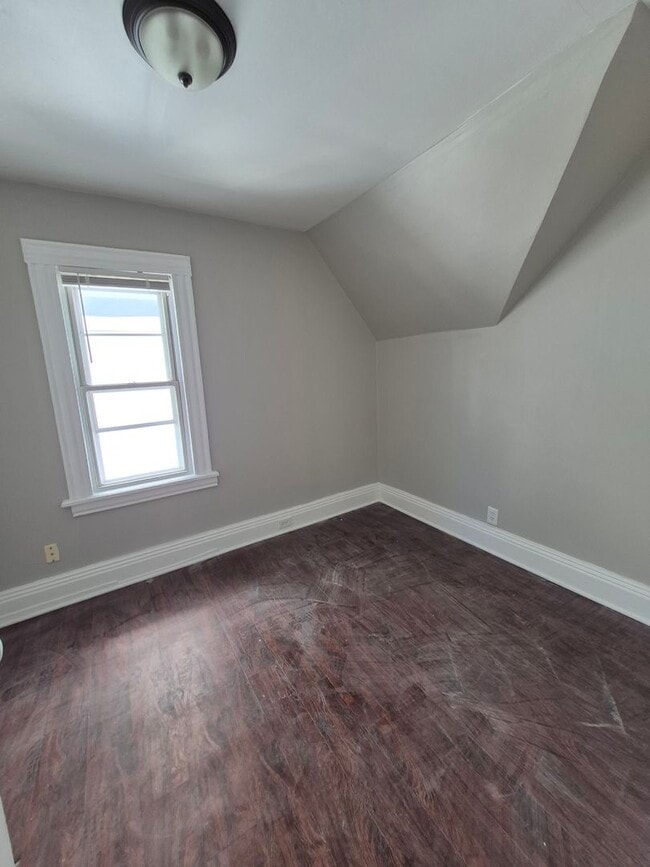 Building Photo - 2 Bedroom House with Walk In Closet / Offi...