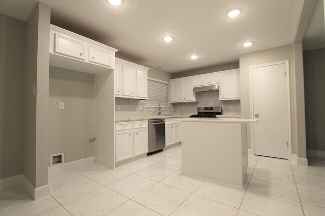 Building Photo - 4611 Silver Fox Dr