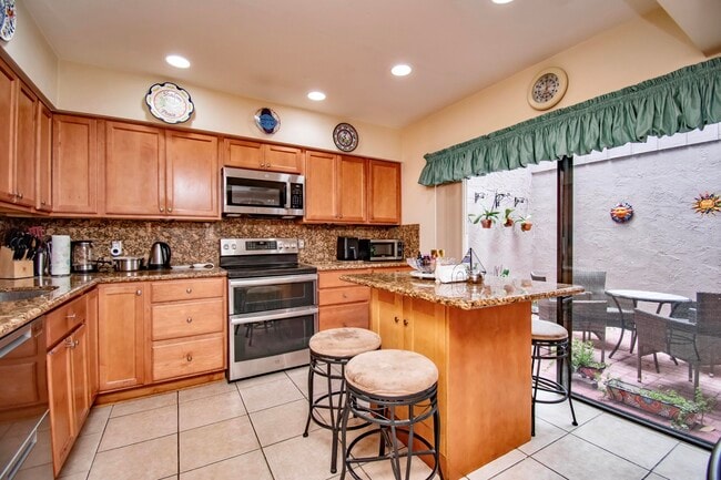 Building Photo - 6640 Thornhill Ct