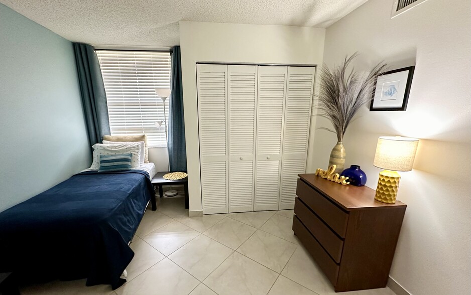 Front bedroom - 2455 Lindell Blvd