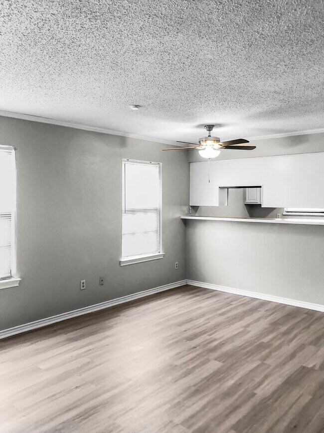 Building Photo - 1112 Valley View Dr
