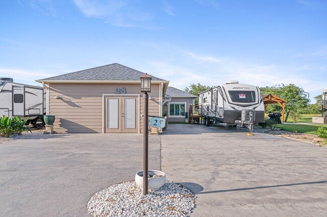 Building Photo - Charming 1BR plus bonus room, 2 full bath ...