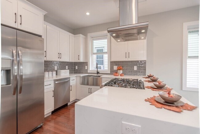 Building Photo - 71 Savin St