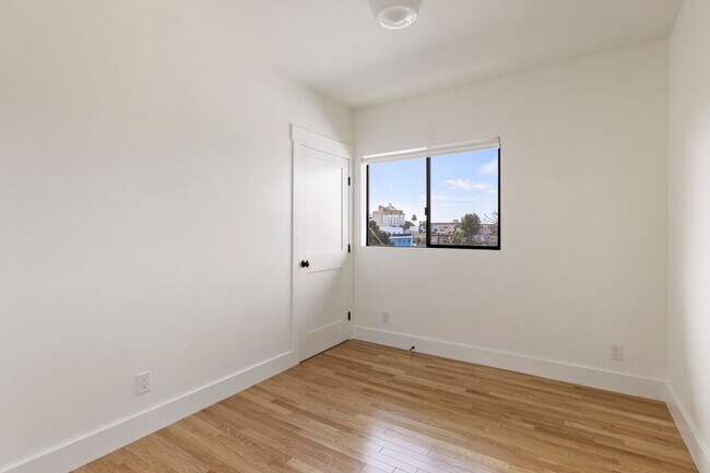 Building Photo - 5 Bed / 5 Bath Residence in Echo Park Now Available!