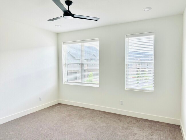 Building Photo - 3049 Kingdom Rd