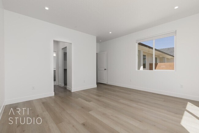 Building Photo - Brand New 3 Bed / 2 Bath Duplex – Modern L...