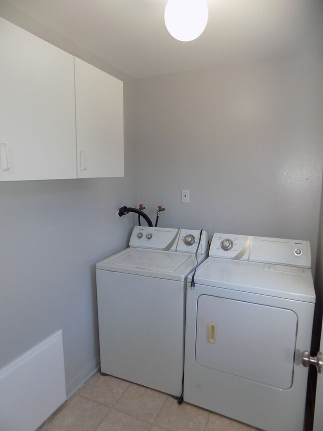 Building Photo - 3 Bedroom/2 Bathroom Craftsman | Master wi...