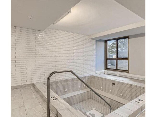 Building Photo - 433 S 7th St