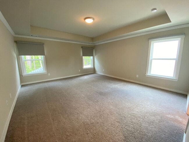 Building Photo - 5 bedrooms 3 bathroom Smart Home