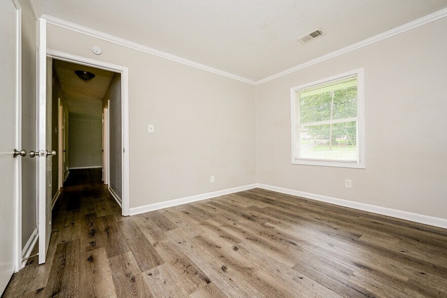 Building Photo - 494 Clara Dr