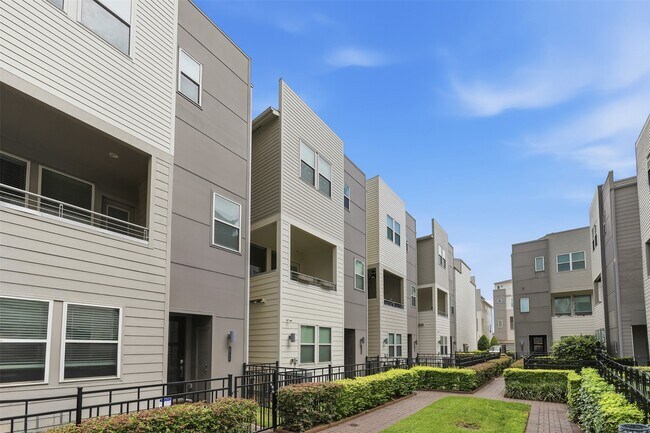 Building Photo - 2709 Clinton Dr