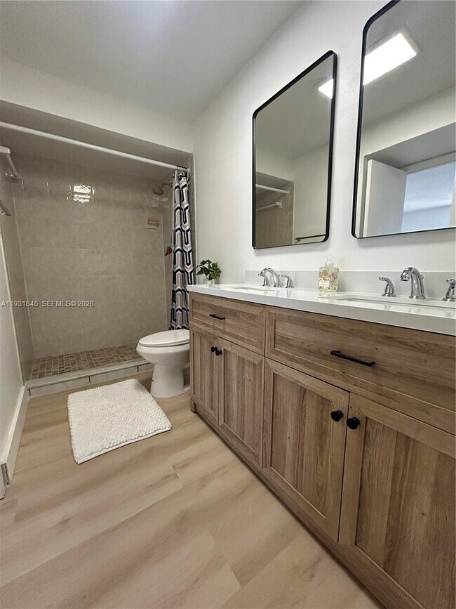 Building Photo - 240 Lakeview Dr