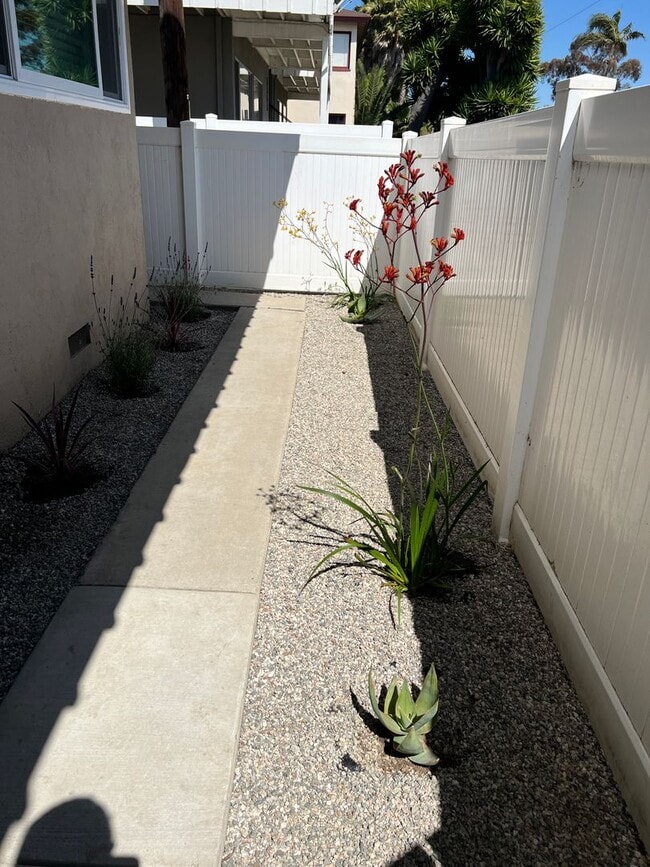 Building Photo - Midtown Gorgeous Updated Apartment! 2/2 downstairs!