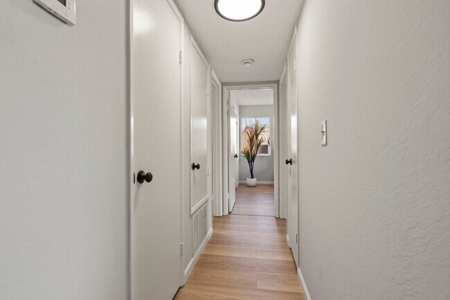 Building Photo - 5319 Ridgeview Cir