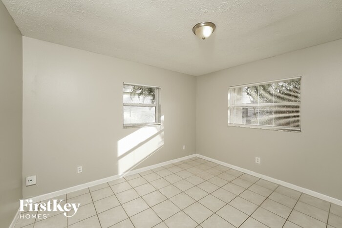 Building Photo - 734 SW Avens St