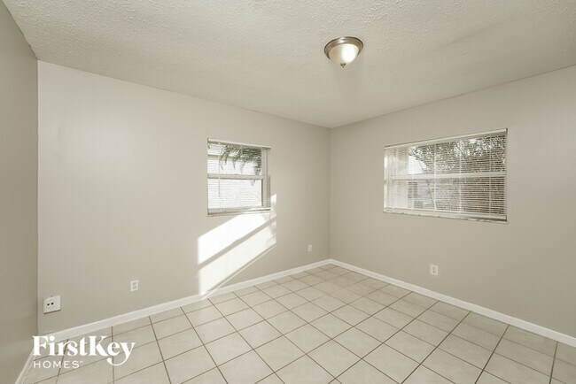 Building Photo - 734 SW Avens St