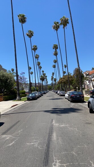Covered Park + Easy Street Parking - 943 19th St