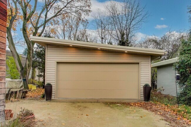 Building Photo - 321 Ferndale Rd