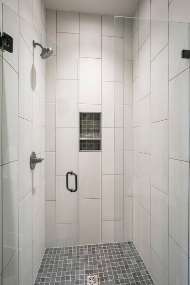 Building Photo - 1700 19th Ave S