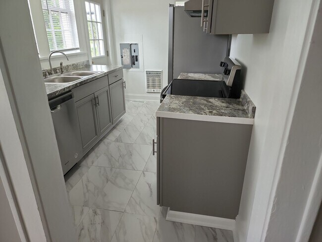 Building Photo - Completely Remodeled Cottage style home fo...