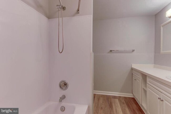 Building Photo - 107 Montrose Ave