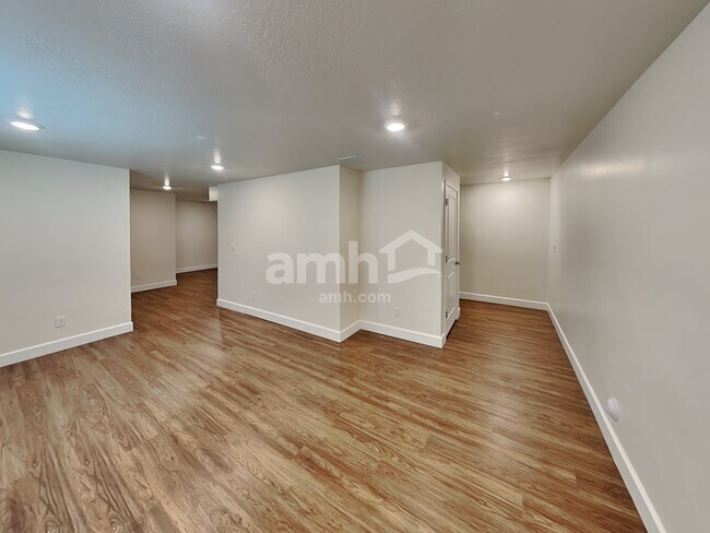 Building Photo - 3003 E S Village Dr