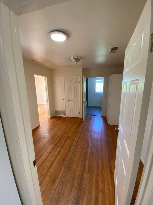 Building Photo - 6885 Pasado Rd