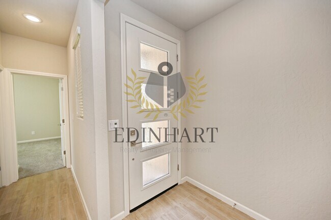 Building Photo - 502 Traverse Dr S