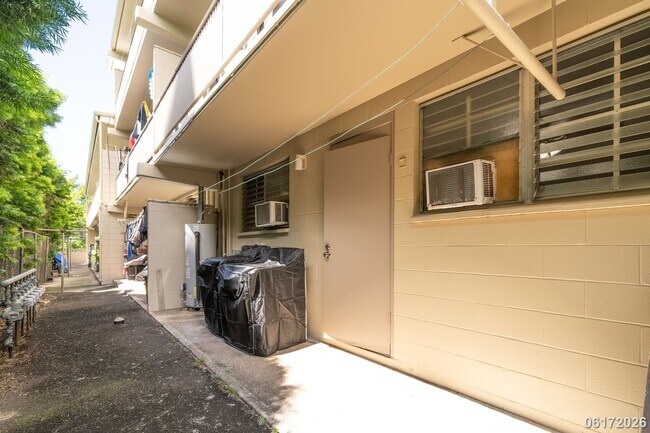 Building Photo - $2,100 / 2br - 2BED 1 BATH CONDO ON KAPIOLANI BLVD