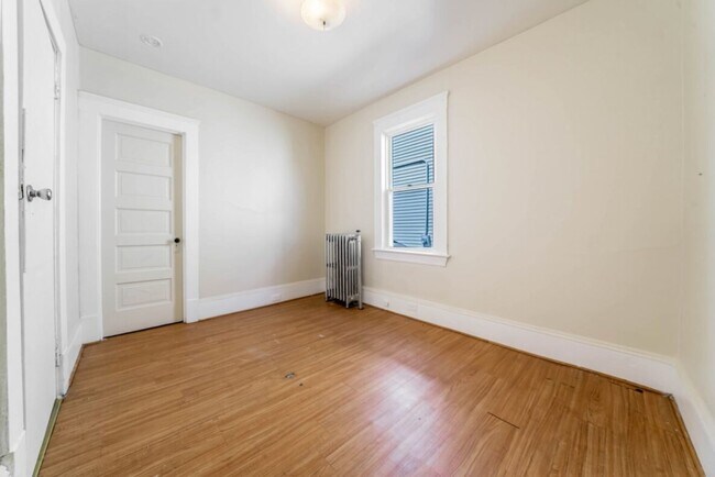 Building Photo - 3402 Roehl Ave