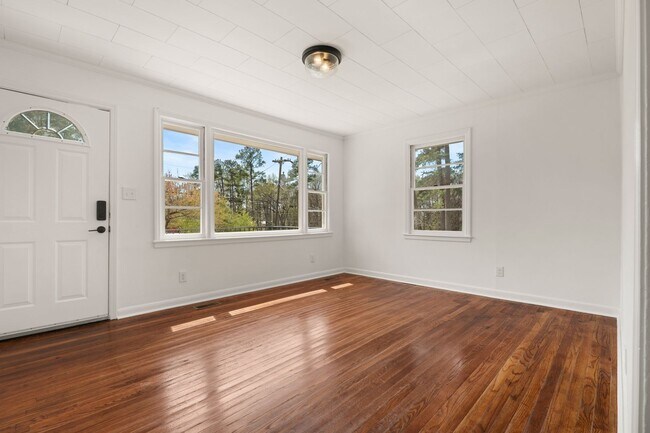 Building Photo - Newly Renovated Ranch-style Home