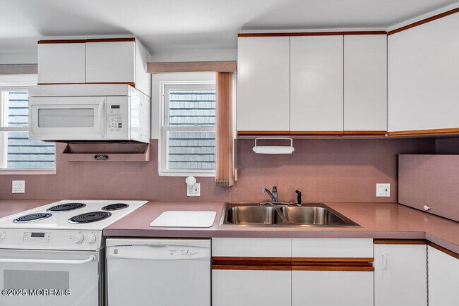 Building Photo - 115 Beach Front