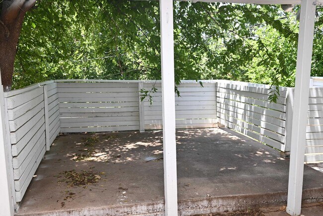 Building Photo - 1512 Parkdale Dr