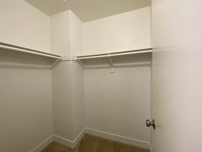 Building Photo - Stunning Townhome in Tanglewood Community