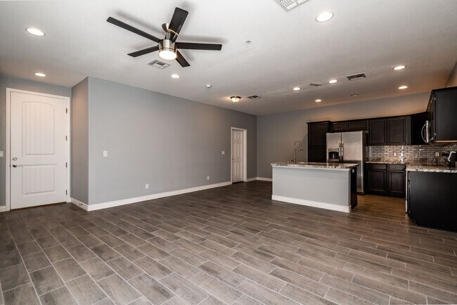 Building Photo - 3 Bedroom 2 Bathroom Home