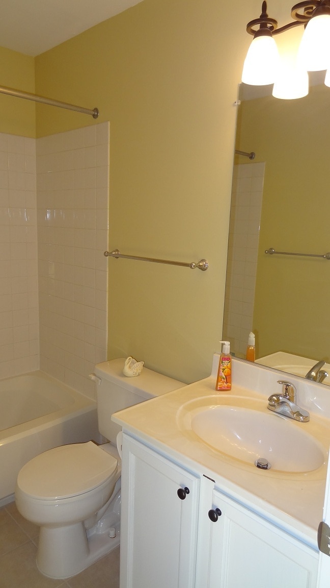 Hall Bathroom - 2427 Clover Field Cir