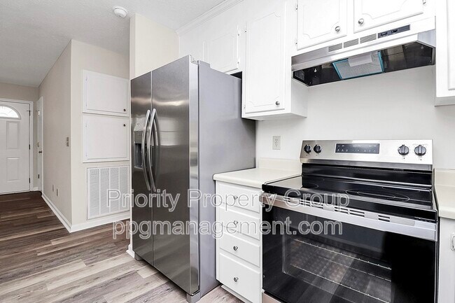 Building Photo - 225 Pineland Ave