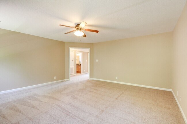 Building Photo - Four Bedroom with Bonus!