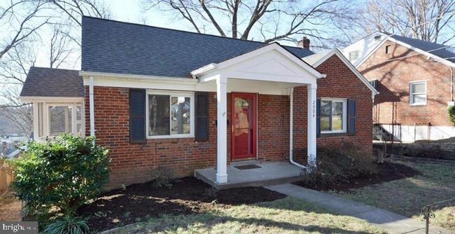 Primary Photo - 2004 S Quincy St