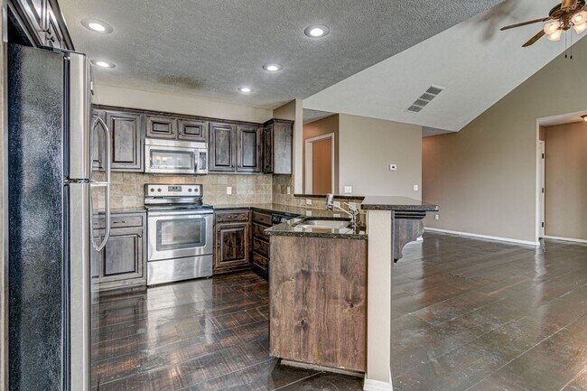 Building Photo - Beautiful all brick 3 bed 2 bath house in ...